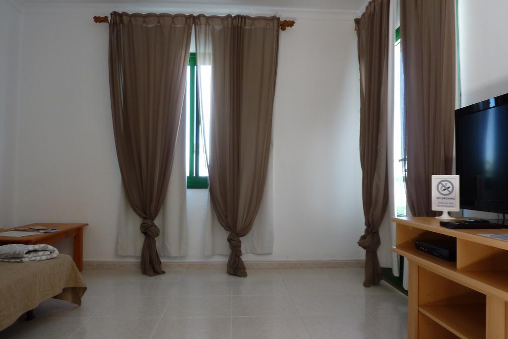Alhambra Apartamentos Tias Bagian luar foto