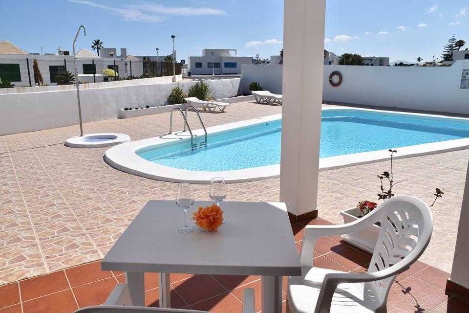 Alhambra Apartamentos Tias Bagian luar foto